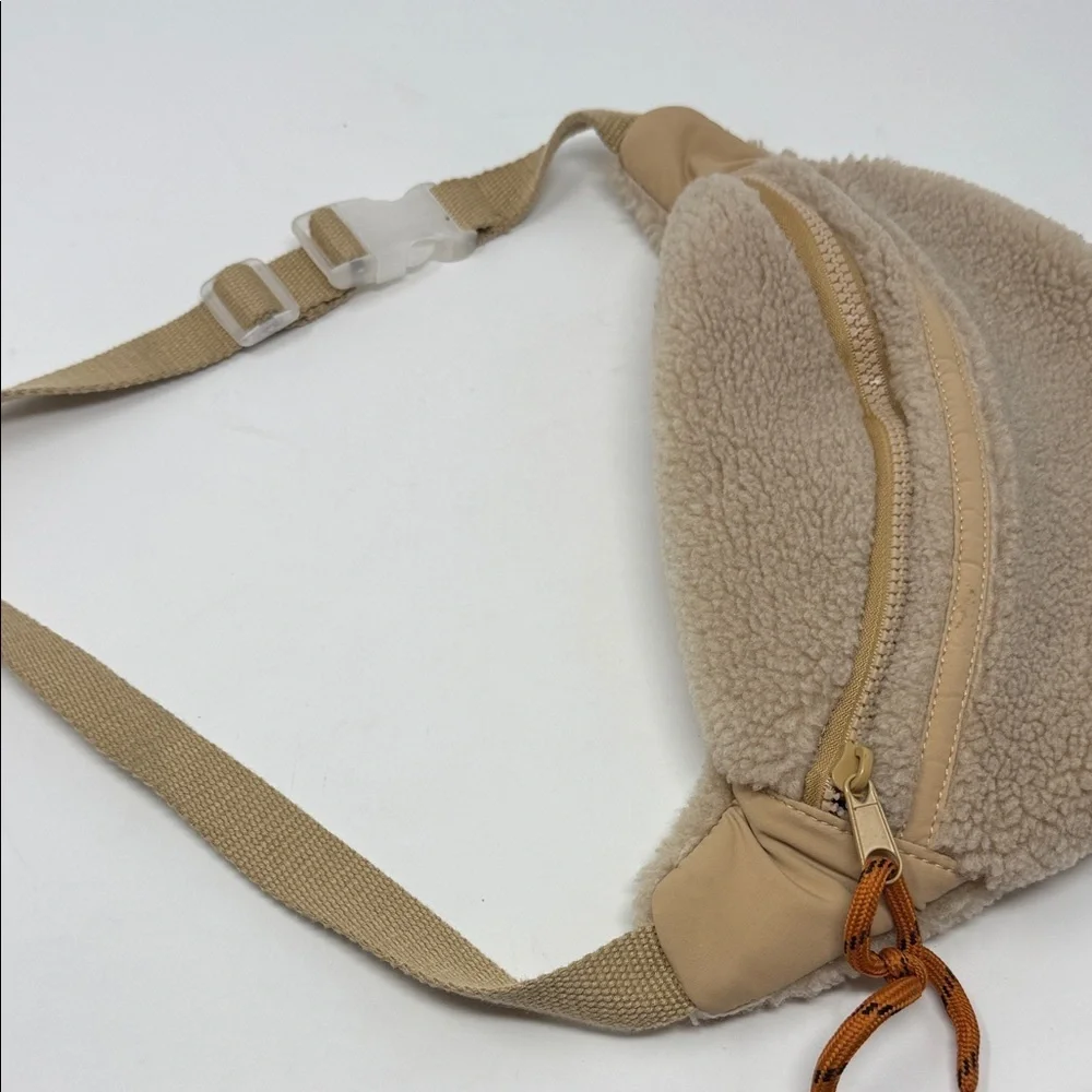 Women’s Zara Cozy Tan Sherpa Fanny Pack Ziopered Bag 12 “
